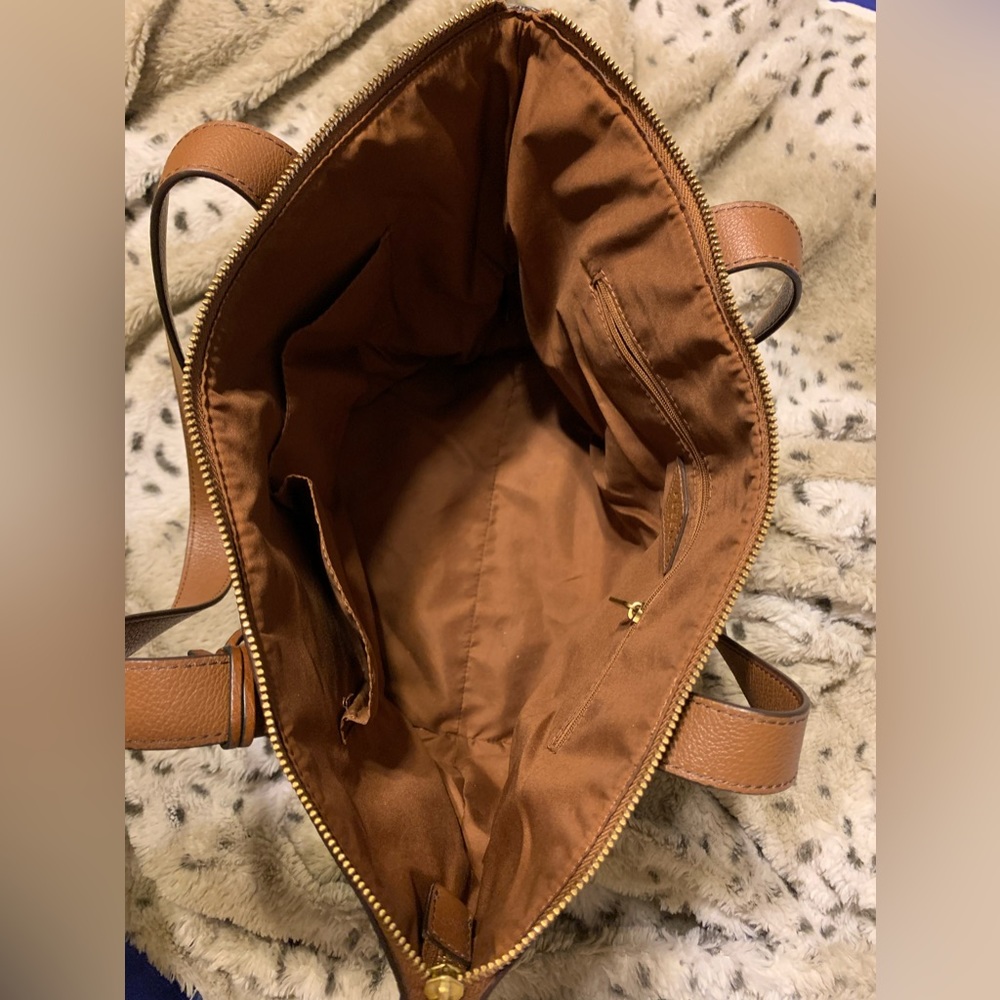 Leather Fossil purse has the key unique design - Picture 13 of 16